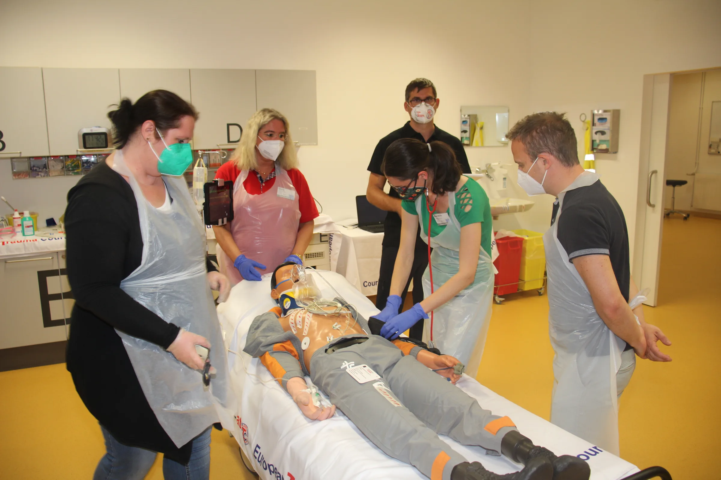 ETC Austria participants training as a trauma team around a simulation patient.